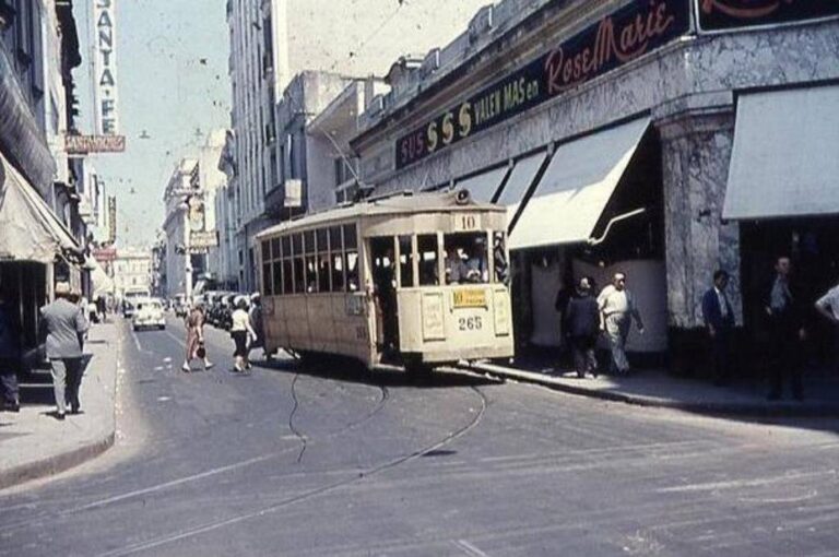 En un soleado mediodía del verano de 1960 un venerable coche de la original flota belga de tranvías que desde hace más de medio siglo transita día a día las calles rosarinas. Gentileza.