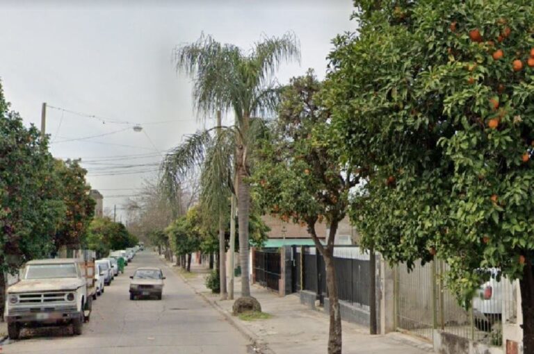 Una mujer de entre 70 y 74 años fue hallada sin vida en el interior de su vivienda en Anchorena al 100. Google Street View.