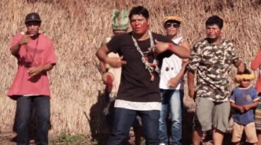 El video reúne a diversos artistas de distintas partes de nuestra América.