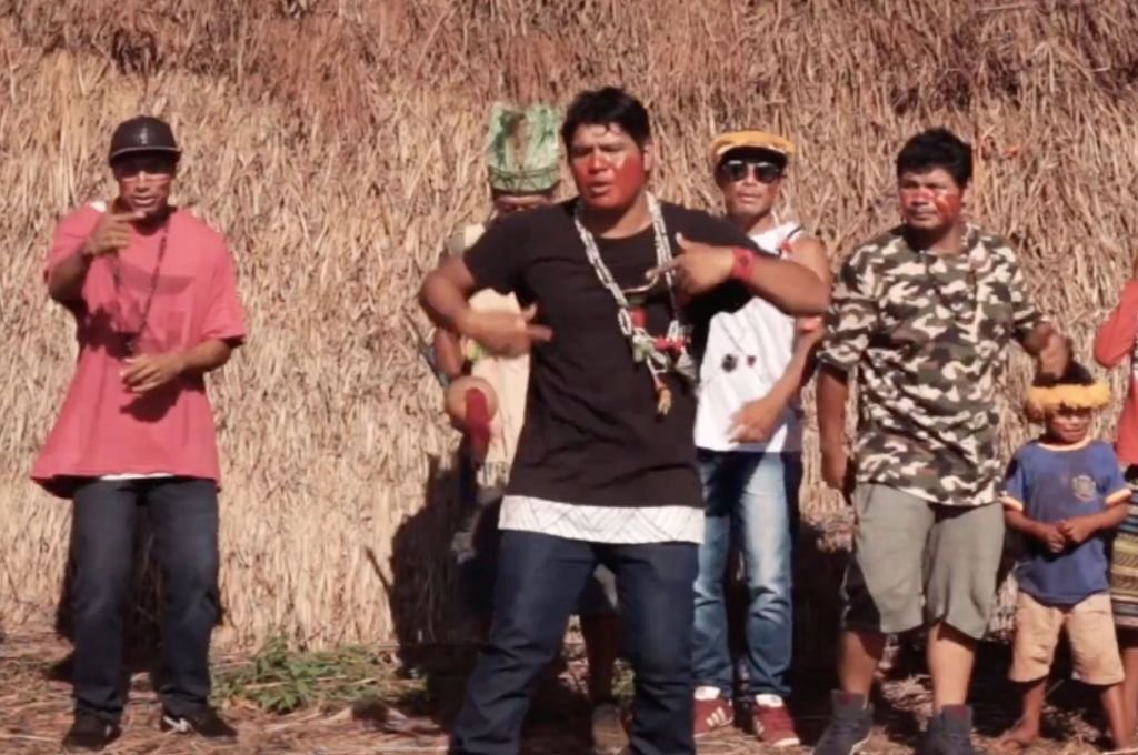 El video reúne a diversos artistas de distintas partes de nuestra América.