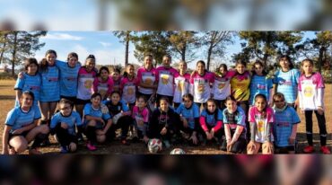 Los equipos Blanco y Rosa de la categoría Sub 14 y un abrazo de amistad.