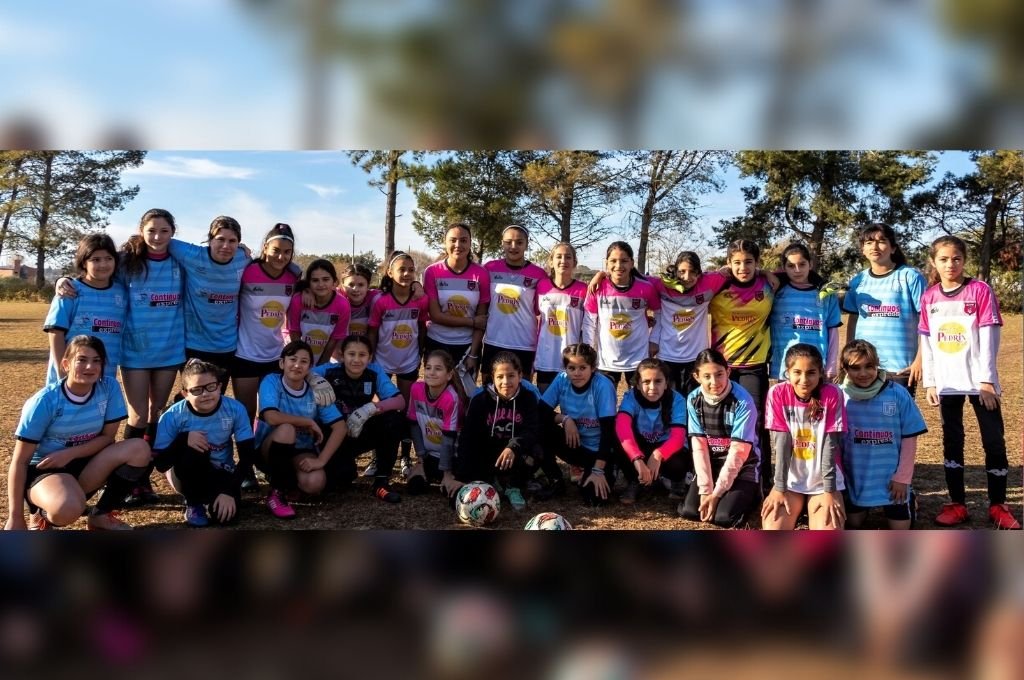 Los equipos Blanco y Rosa de la categoría Sub 14 y un abrazo de amistad.