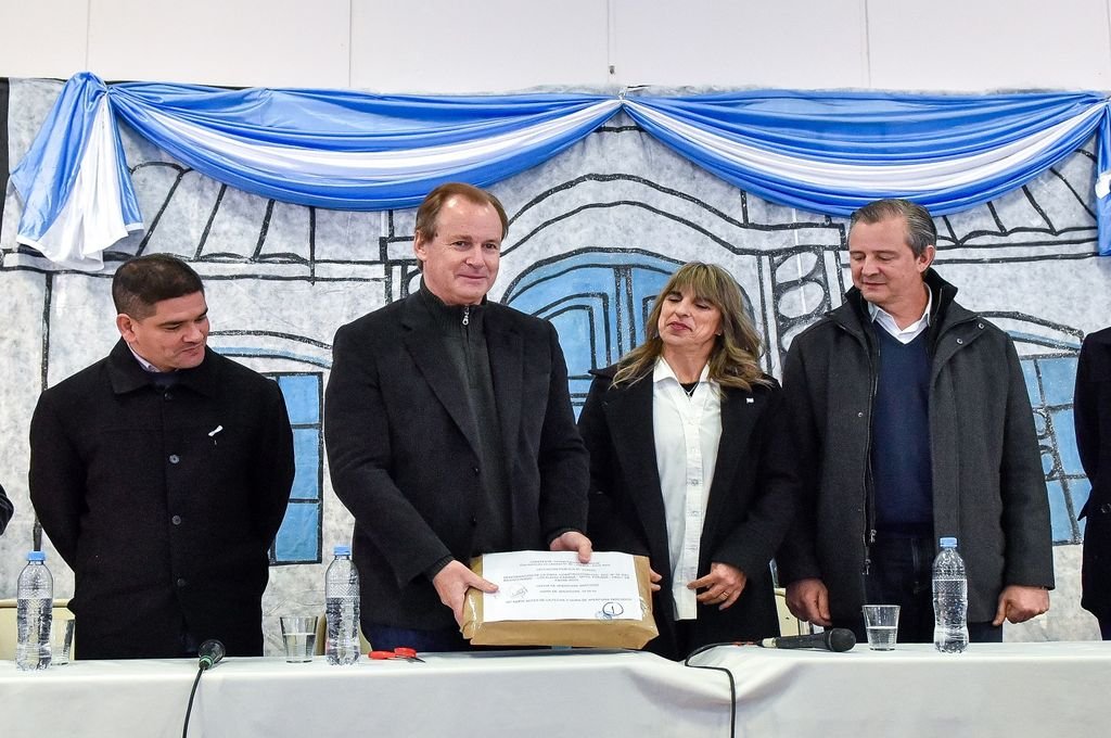 Bordet abrió los sobres con las ofertas para construir el nuevo edificio de la escuela Nº 75 'Del Bicentenario' en Paraná
