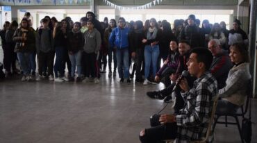 Julián Molina volvió a la casa donde finalizó sus estudios secundarios. Exhibió sus títulos y abrió su corazón ante los profesores y estudiantes. Luis Gómez
