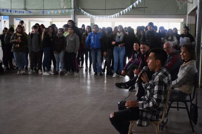 Julián Molina volvió a la casa donde finalizó sus estudios secundarios. Exhibió sus títulos y abrió su corazón ante los profesores y estudiantes. Luis Gómez