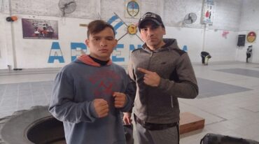 Maquinita junto a su preparador físico