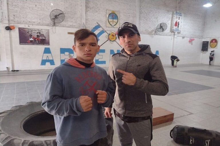 Maquinita junto a su preparador físico