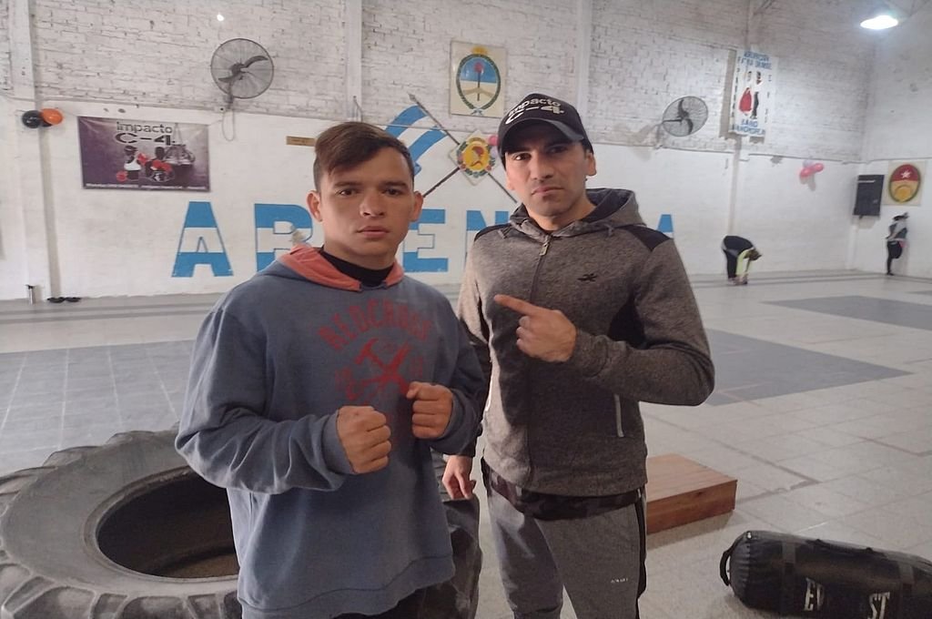 Maquinita junto a su preparador físico