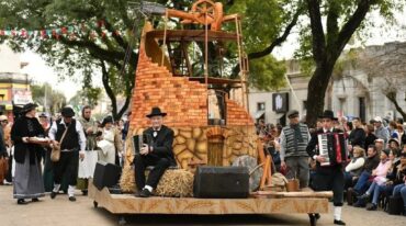 El desfile evocativo se desarrolló en la Plaza central como una forma de recuperar el escenario tradicional de este festejo