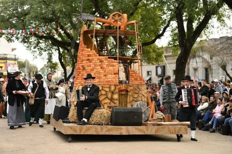 El desfile evocativo se desarrolló en la Plaza central como una forma de recuperar el escenario tradicional de este festejo