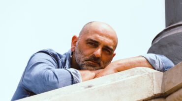 "A los 22 años me fui a Madrid desde mi Bilbao natal con mi guitarra y una mochila"