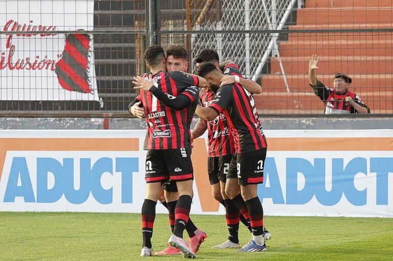 Alvarez ingresó por el lesionado Quintana y con su gol le dio una alegría al Patrón.  Prensa Patronato