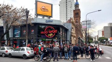 Algunos hinchas rojinegros se juntaron