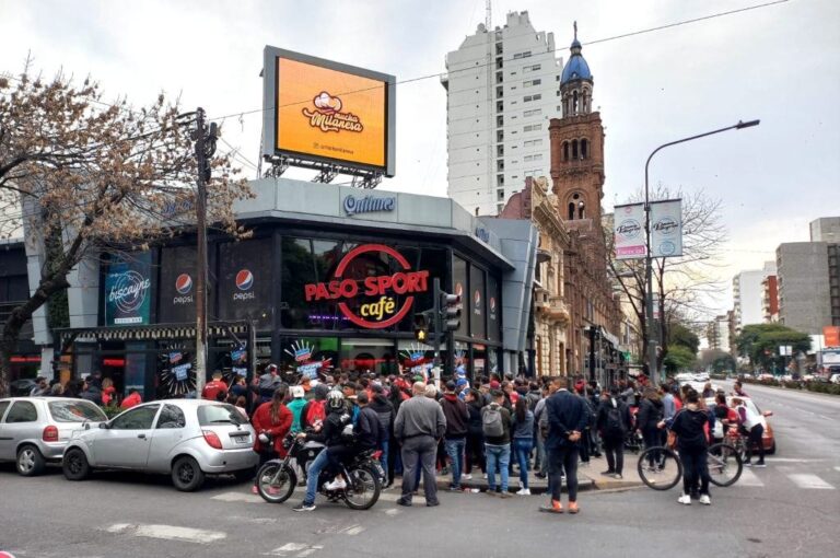 Algunos hinchas rojinegros se juntaron