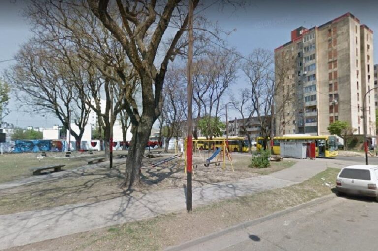 El hecho se produjo poco después de las 19 del sábado en Isola y Maestros Santafesinos. Google Street View.