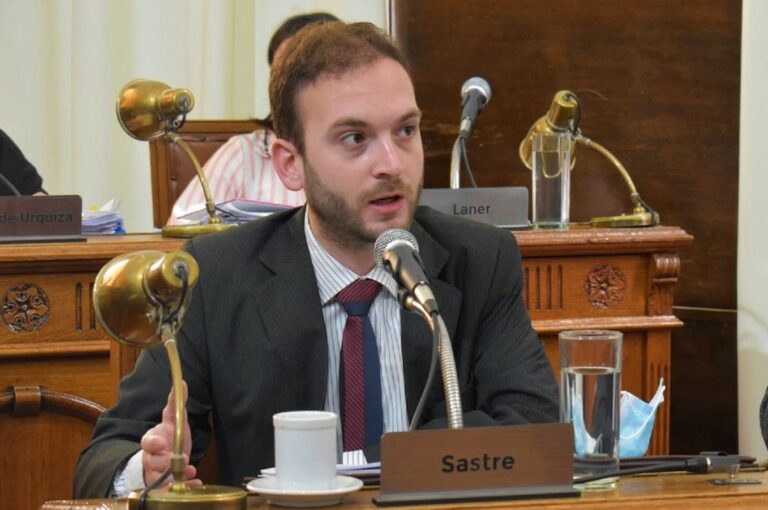 El concejal Felipe Sastre (Juntos por el Cambio) presentó el proyecto 'Pasajero frecuente'.