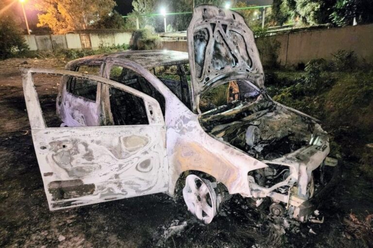 Fue hallado incendiado un auto que podrían ser el de los homicidas en VGG. Marcelo Manera.