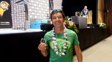 Ricardo Fariña en Vitoria-Gasteiz (España) con ticket y cotillón para su décimo Mundial de Ironman. Tras insistir seis años