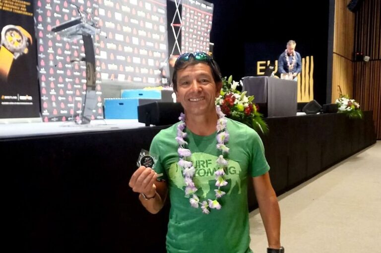 Ricardo Fariña en Vitoria-Gasteiz (España) con ticket y cotillón para su décimo Mundial de Ironman. Tras insistir seis años
