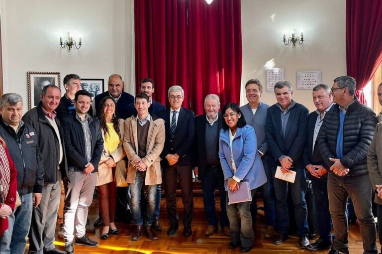 Los convenios se inscriben en el programa de financiamiento del gobierno provincial hacia los municipios y comunas. Crédito: prensa Gobierno de la provincia de Santa Fe. Gentileza.