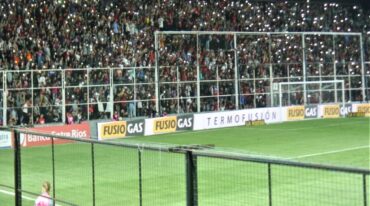 Instantes finales del partido y la gente festeja en la tribuna del Grella. FOTOS: Marcelo Tórtul