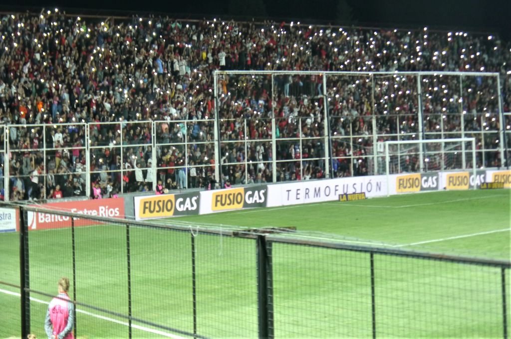 Instantes finales del partido y la gente festeja en la tribuna del Grella. FOTOS: Marcelo Tórtul