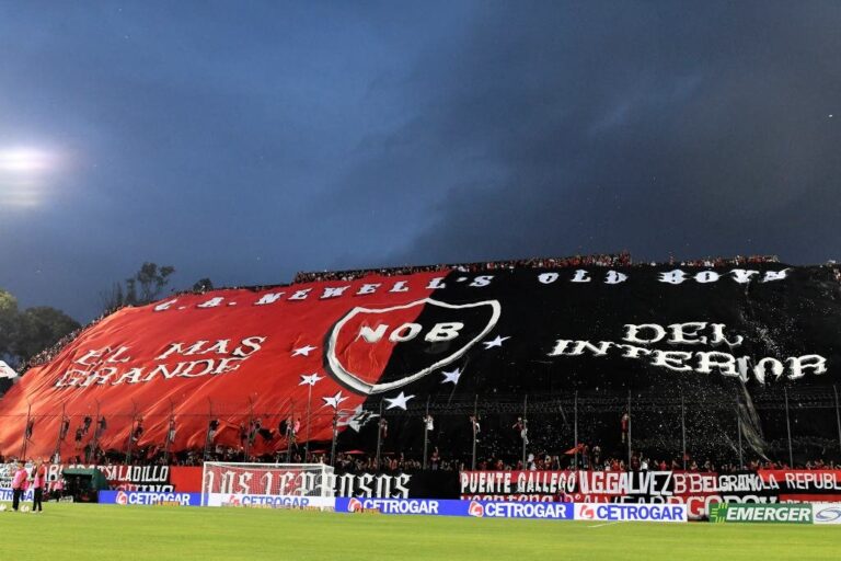 Los hinchas rojinegros agotaron las entradas para el partido del miércoles. Archivo.