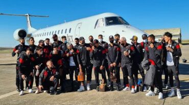 Patronato vuelve a subirse al avión para viajar a Chaco y enfrentar a Gimnasia por Copa Argentina.