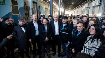 El gobernador Omar Perotti durante el viaje inaugural de la recuperada línea Rosario-Cañada de Gómez. Marcelo Manera