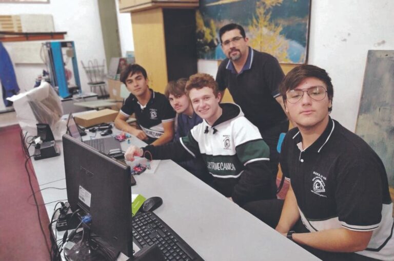 Los estudiantes del último año de cursado de "La industrial" de Reconquista hicieron referencia a su exitosa participación en la convocatoria Cansat Argentina. Las otras dos escuelas elegidas de la provincia son de Rosario y Rafaela. Gentileza.