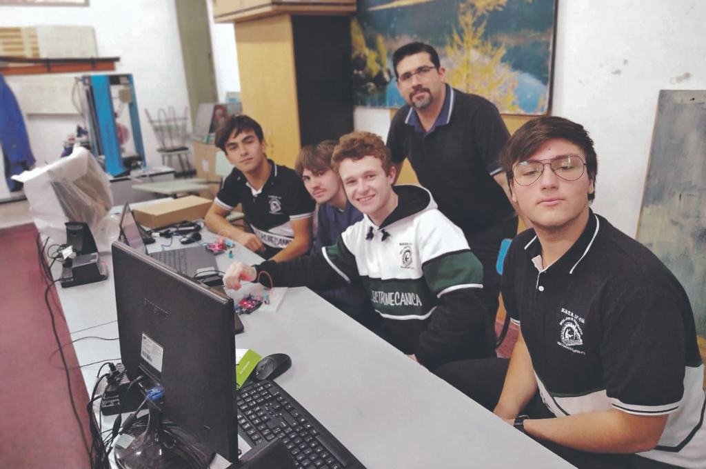 Los estudiantes del último año de cursado de "La industrial" de Reconquista hicieron referencia a su exitosa participación en la convocatoria Cansat Argentina. Las otras dos escuelas elegidas de la provincia son de Rosario y Rafaela. Gentileza.