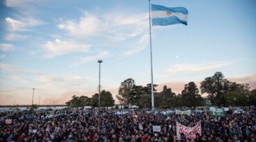Cientos de personas se congregaron en el Monumento a la Bandera de Rosario. Marcelo Manera