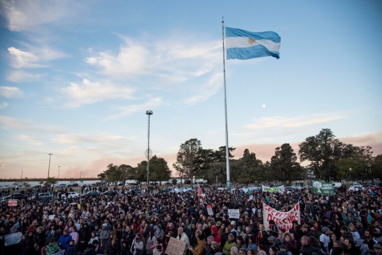 Cientos de personas se congregaron en el Monumento a la Bandera de Rosario. Marcelo Manera