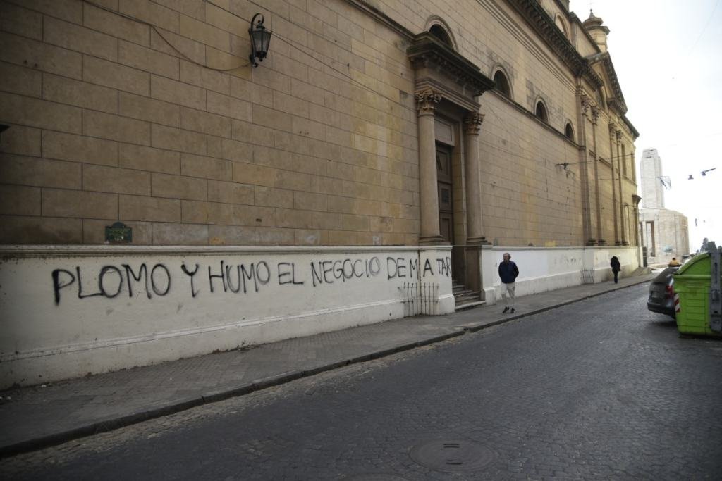 La catedral volvió a ser blanco de las protestas. Archivo/Marcelo Manera.