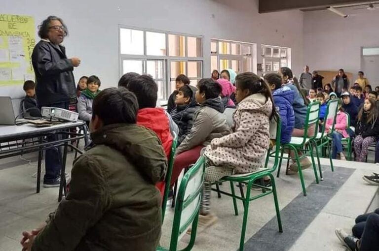 Un grupo de escritores visitó una escuela concordiense