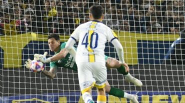 Gaspar Servio le ataja el penal a Pol Fernández. Gentileza: prensa Rosario Central.