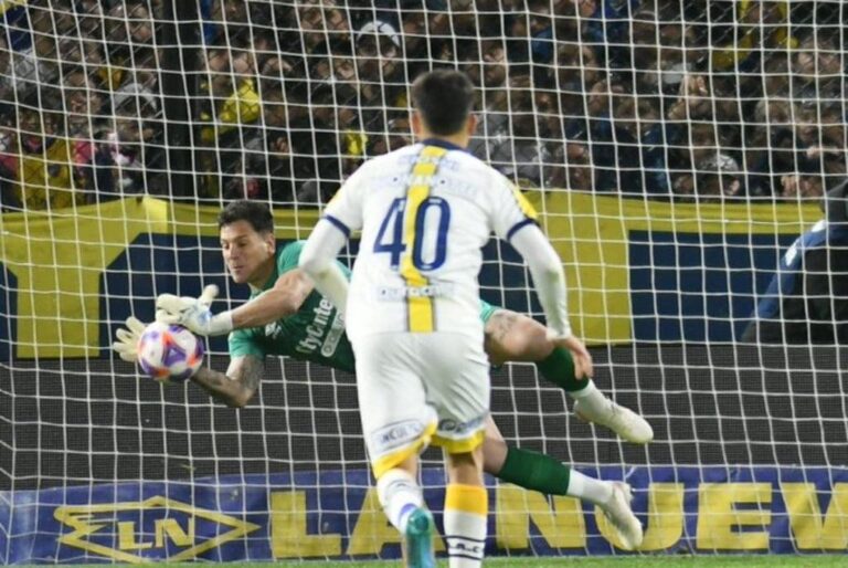 Gaspar Servio le ataja el penal a Pol Fernández. Gentileza: prensa Rosario Central.