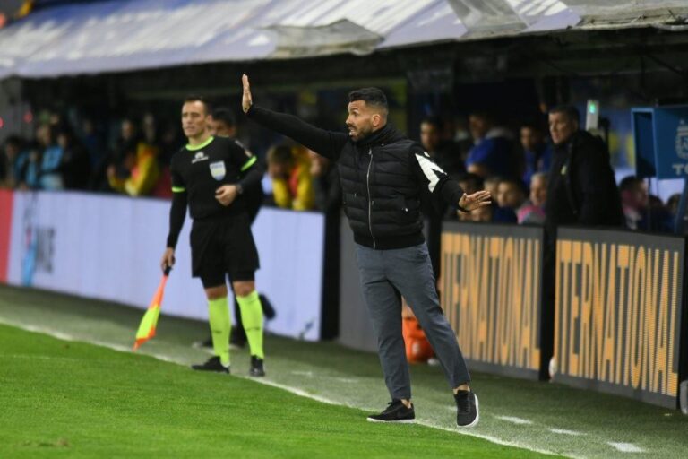 La presentación judicial acusa a Tevez de una supuesta "usurpación" del título de técnico profesional.