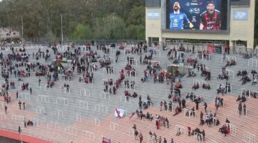 Los hinchas de Patronato y la pantalla de fondo ya en la previa del juego.