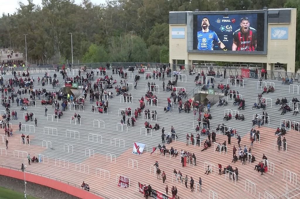 Los hinchas de Patronato y la pantalla de fondo ya en la previa del juego.