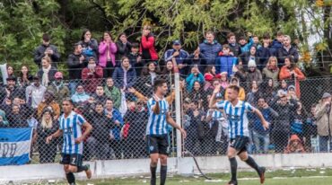 Los jugadores de Trebolense festejan su gol
