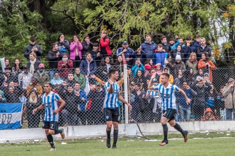 Los jugadores de Trebolense festejan su gol