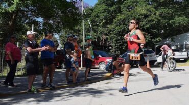 María Victoria Rivero termina el recorrido y recibe el aplauso de Jorge Stoppello