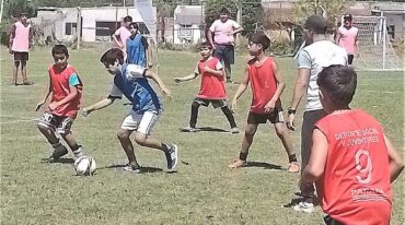 Los chicos de los barrios disfrutando del deporte.