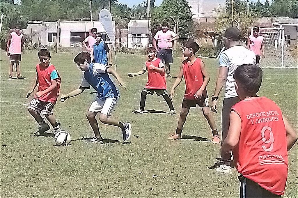 Los chicos de los barrios disfrutando del deporte.