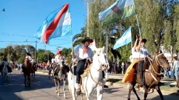 Los estandartes y banderas fueron portados con orgullo criollo por las distintas agrupaciones gauchas que hicieron su paso en el tradicional desfile.