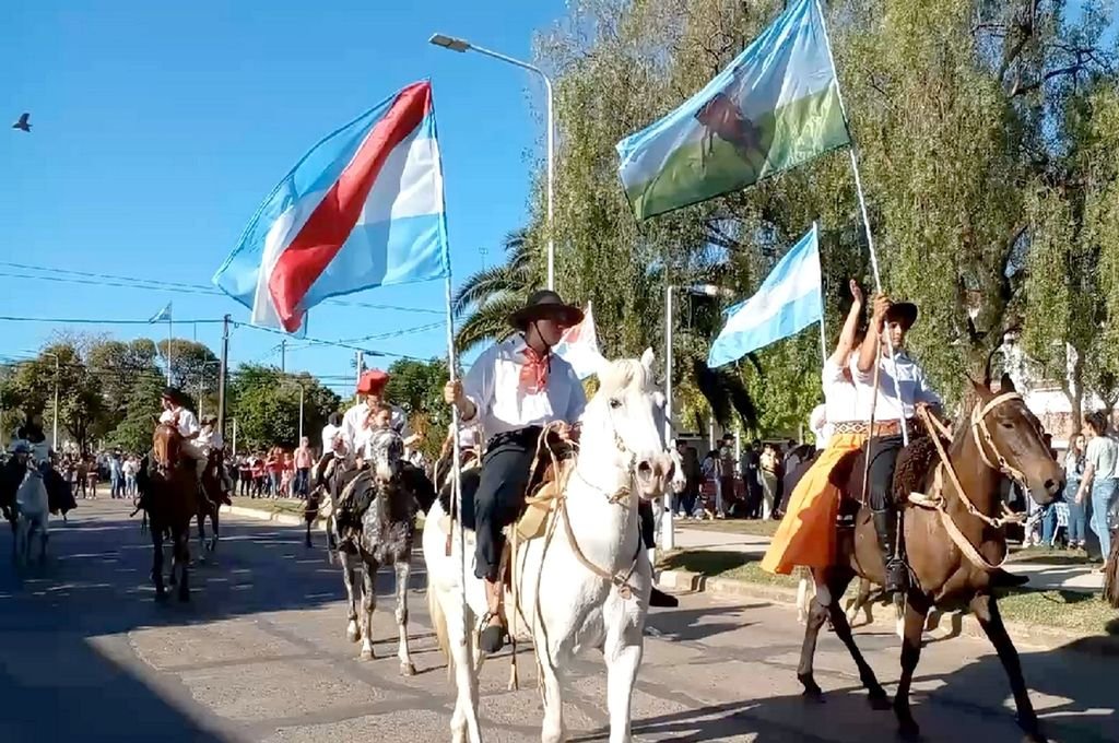 Los estandartes y banderas fueron portados con orgullo criollo por las distintas agrupaciones gauchas que hicieron su paso en el tradicional desfile.