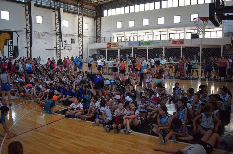 Parte de la concurrencia al Encuentro final del Minivóleibol de la APV en el gimnasio del CAE