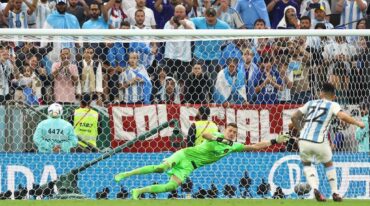 Lautaro Martínez convierte el penal decisivo. Reuters.
