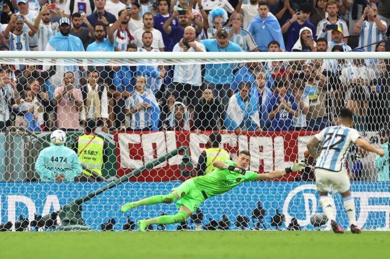 Lautaro Martínez convierte el penal decisivo. Reuters.